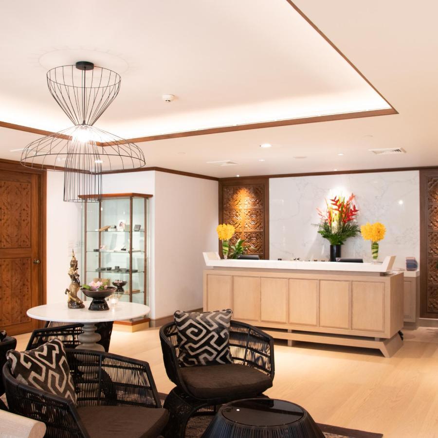 Anantara Riverside Bangkok Resort Εξωτερικό φωτογραφία The reception area of the Thai First Class Lounge at Suvarnabhumi Airport