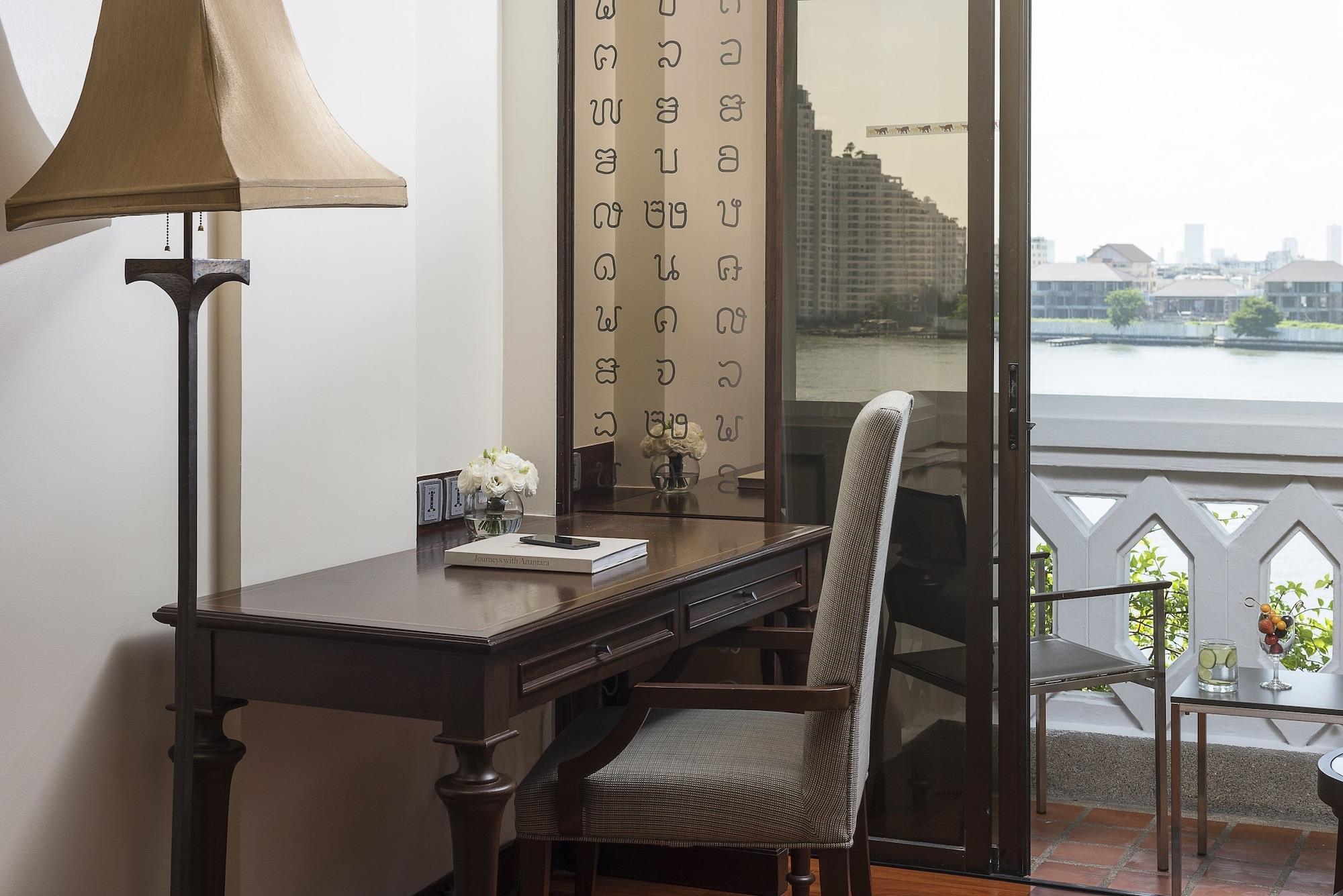 Anantara Riverside Bangkok Resort Εξωτερικό φωτογραφία A writing desk in a hotel room