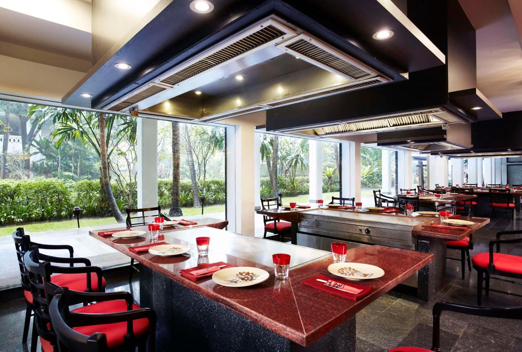 Anantara Riverside Bangkok Resort Εξωτερικό φωτογραφία The interior of a typical restaurant