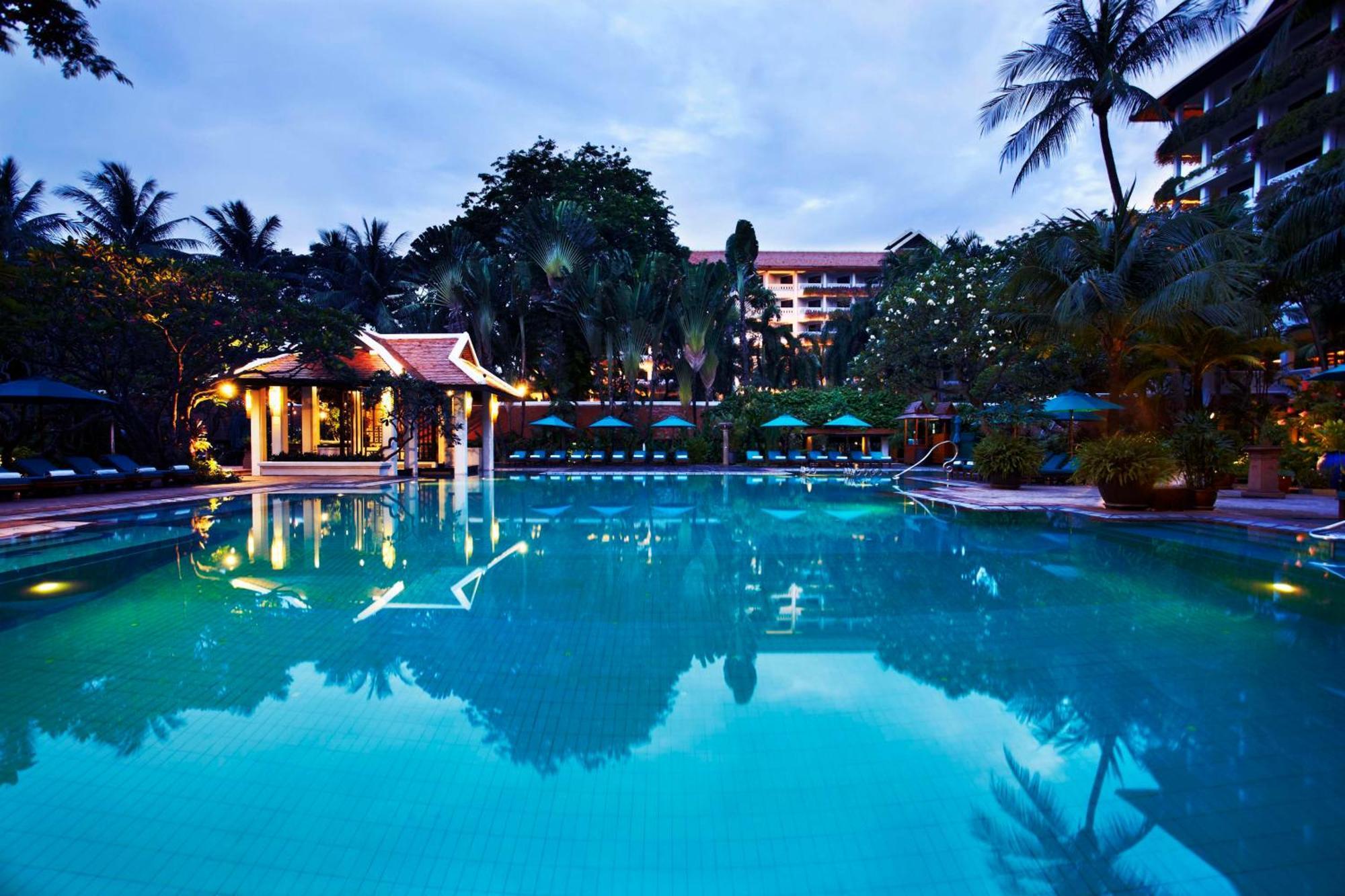 Anantara Riverside Bangkok Resort Εξωτερικό φωτογραφία The pool at the Royal