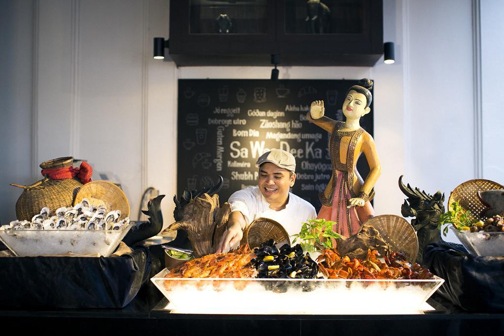 Anantara Riverside Bangkok Resort Εξωτερικό φωτογραφία Seafood display at the hotel's restaurant, Sala Ka